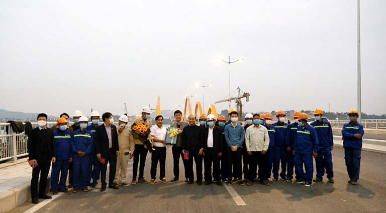 Lãnh đạo Tập đoàn Đèo Cả tặng hoa chúc mừng người lao động công trình cầu Cửa Lục trước thềm năm mới 2022.