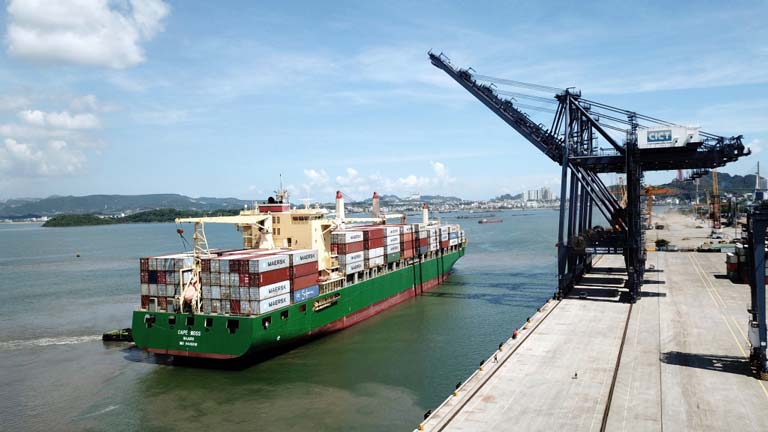 Tàu quốc tế trọng tải lớn cập cảng Cái Lân (TP Hạ Long).