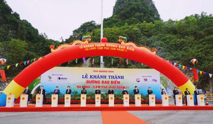 Thủ tướng Chính phủ và các đại biểu nhấn nút khánh thành đường bao biển Hạ Long - Cẩm Phả