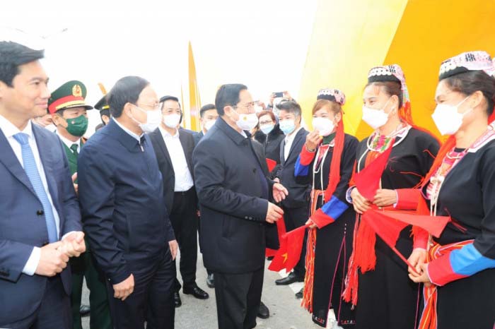 Thủ tướng Chính phủ ần cần hỏi thăm người dân TP Hạ Long đến xem lễ khánh thành cầu Tình Yêu
