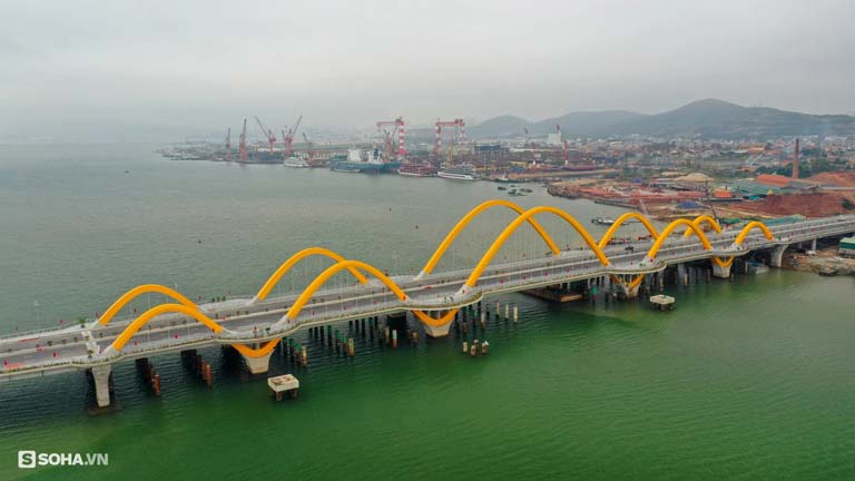 Cầu Tình yêu nối đôi bờ vịnh Cửa Lục (Hạ Long, Quảng Ninh) đã được thông xe vào ngày 1/1/2022